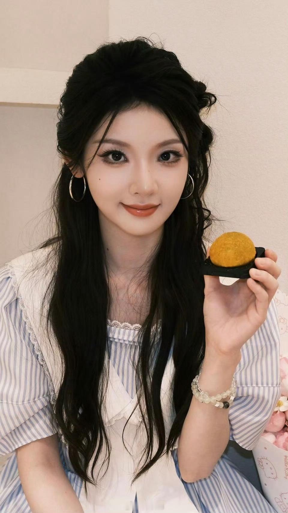 张淼怡的脸得允许女明星尝试不同的风格吧，这样也可以拓宽戏路​​​