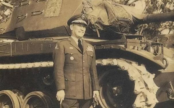 1997年台北荣民医院，81岁的蒋纬国咽下最后一口气。远在美国的宋美龄派人整理遗