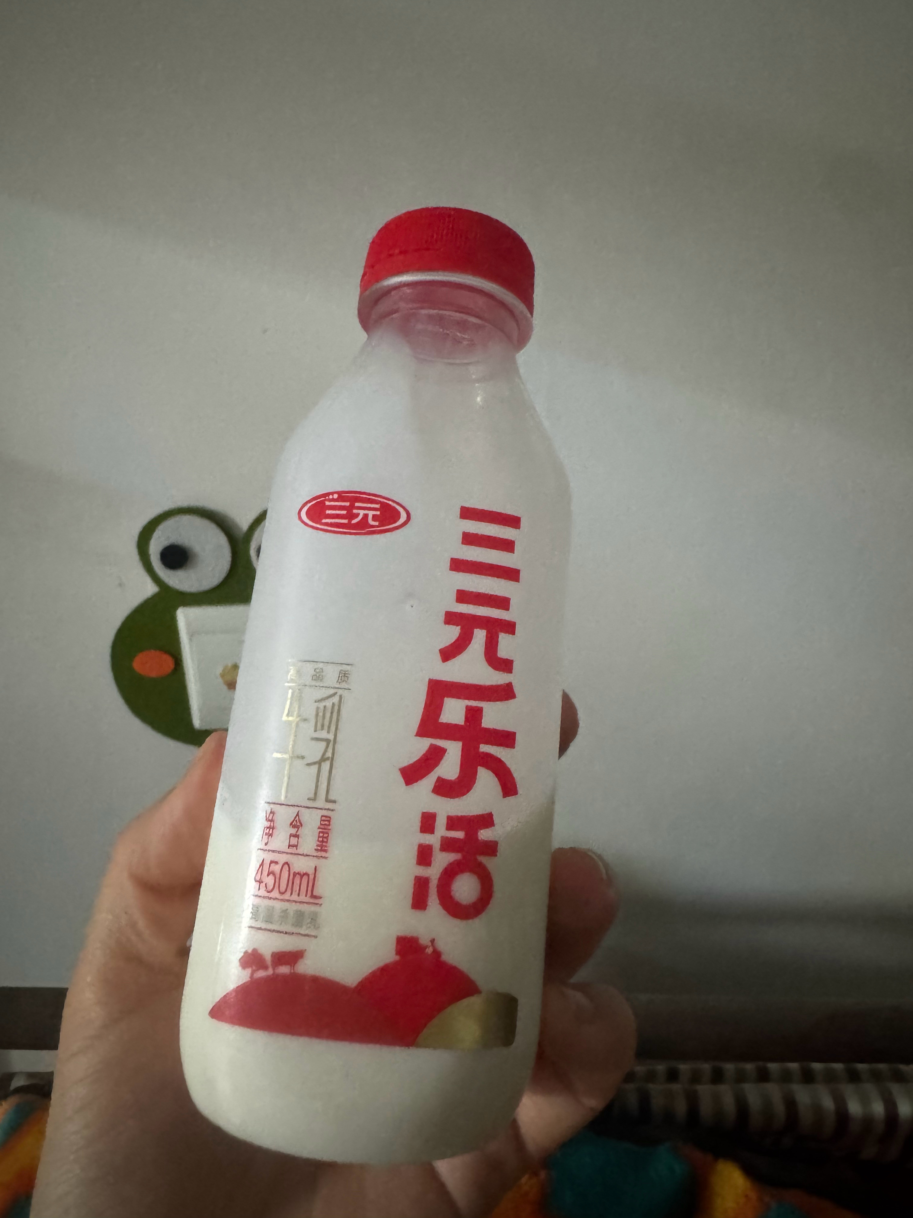 ………………丫鬟妈给我买了奶茶……特别浓郁所以我又加了一倍半的牛奶……喝到一半里