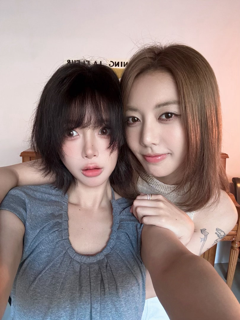 在我旁边生成一个美女