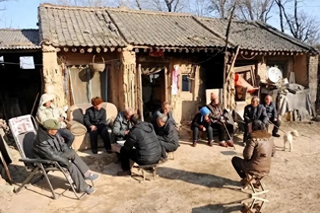 终于有专家敢说实话！无数没存款、低退休金的农村老人，正在艰难熬着晚年。这不