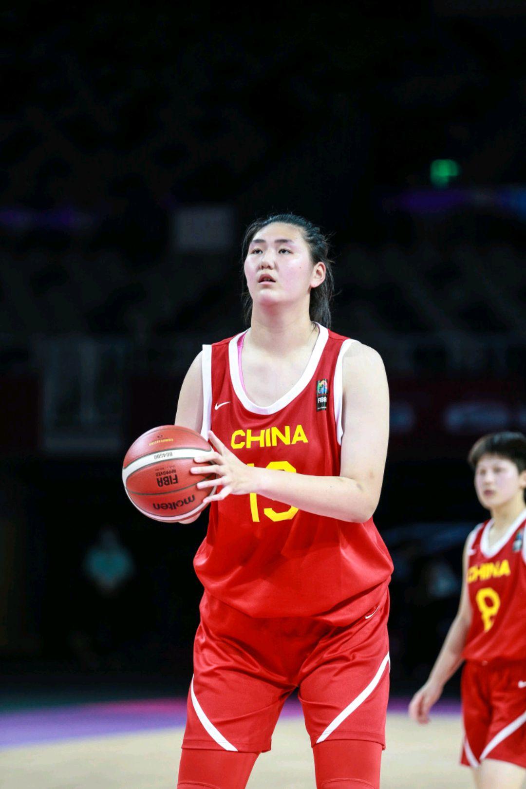 中国女篮大战澳大利亚，大中锋张子宇出场！俩大中锋直接对位，澳大利亚在进攻，中国队