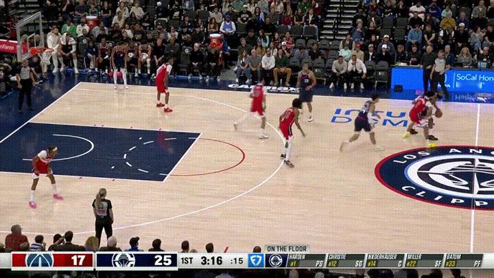 快船小将尼德豪泽真是太让人欣喜若狂了！在今天进行的快船和奇才的比赛中，当时比赛进