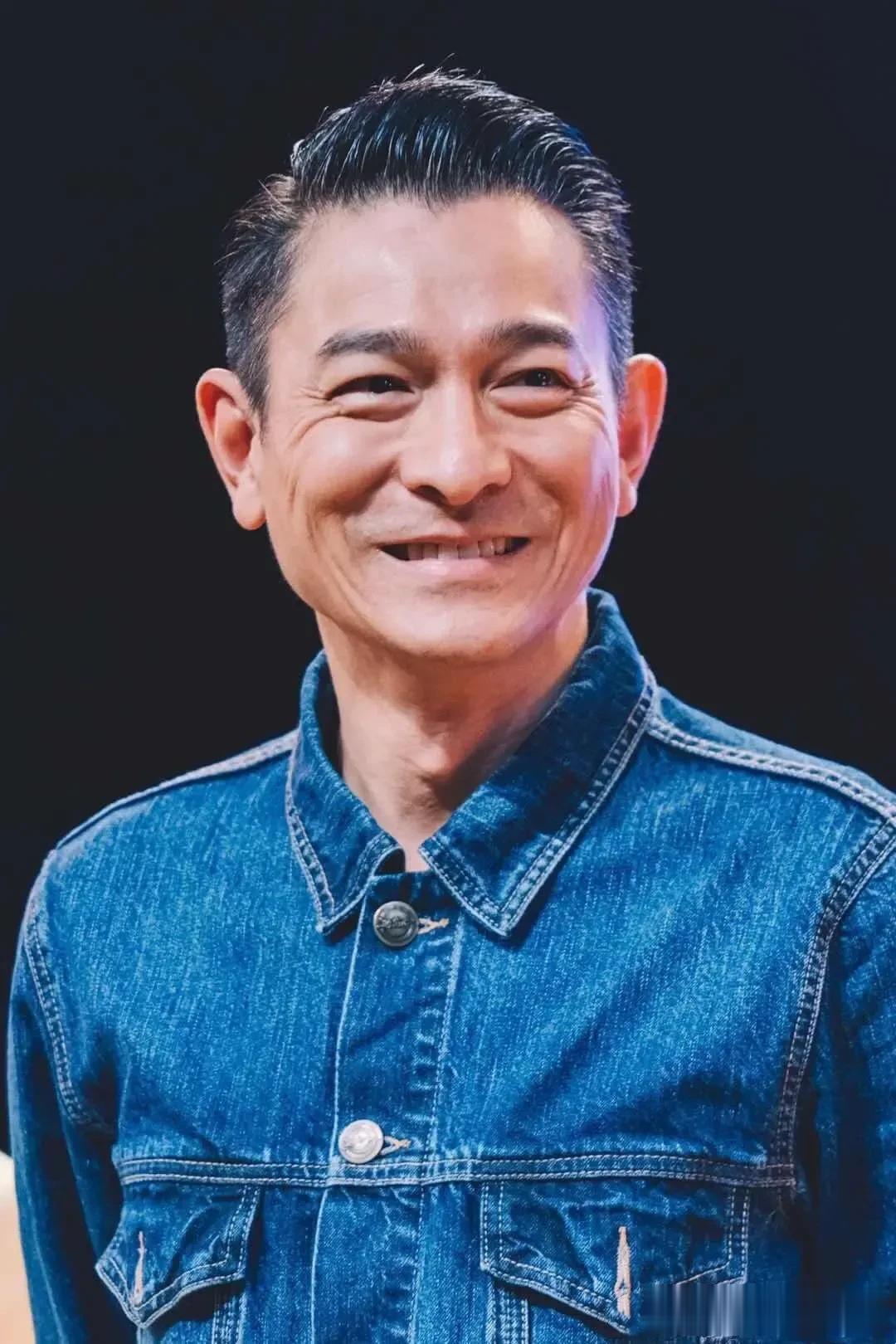 刘德华在上海拍戏，午饭时间，十几号人围着桌子吃饭，伙食很好，有素有荤，但每次刘德