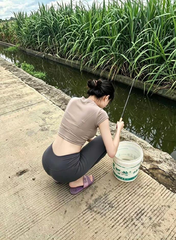 暑假了，无所事事的人多起来了，农活不干，整天想着钓鱼[呲牙笑][呲牙笑]