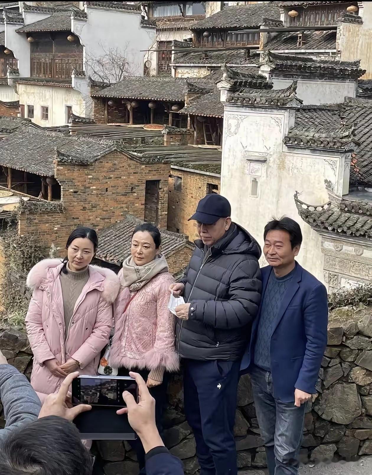 一张合影震碎了不老女神滤镜，曾经的内娱大美女陈红如今也老了，和普通人站在一起