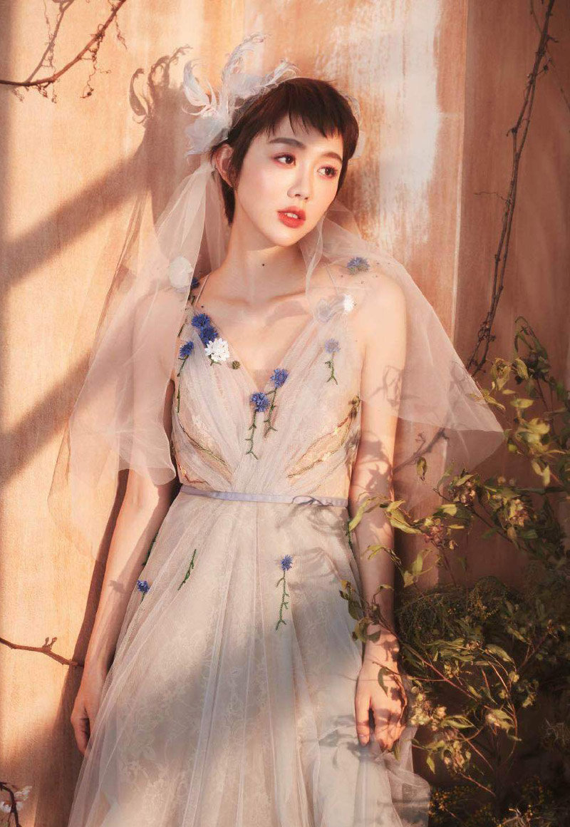 谁说新娘一定要长发及腰？姜妍这一袭短发纱嫁，美得让人移不开眼。干净利落的短发衬托