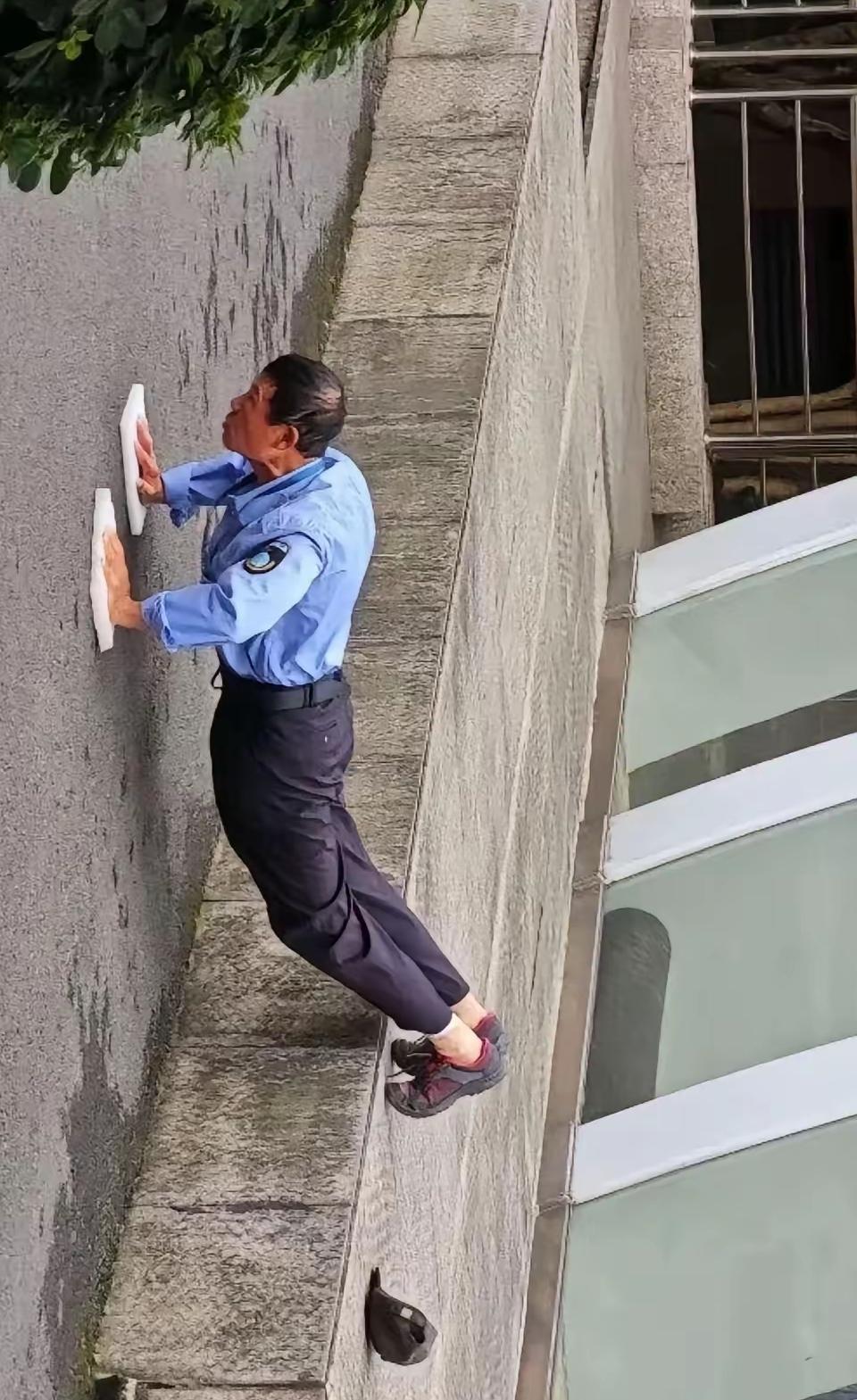 第一眼真的被这位保安大哥的举动吓到了，以为这位保安大哥是什么事想不通了，去做这样