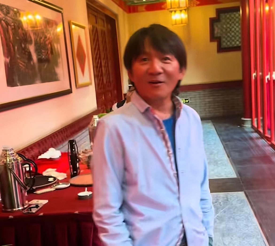 栾树大哥60岁生日，北京德云红事会馆举办生日宴，诸多摇滚老炮现身，于谦缺席郭德纲