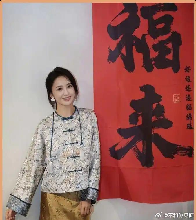 42岁佟丽娅旅游被偶遇，穿中式衣服美得像仙女下凡，网友：这气质一般人真比不了