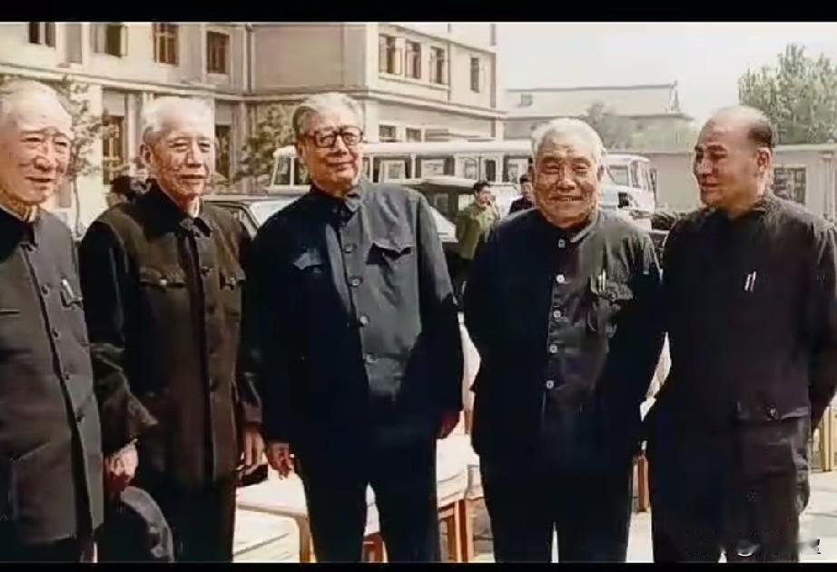 这是一张十分珍贵的晚年合影，五位身经百战的开国功臣并肩而立，定格下久别重逢的难忘