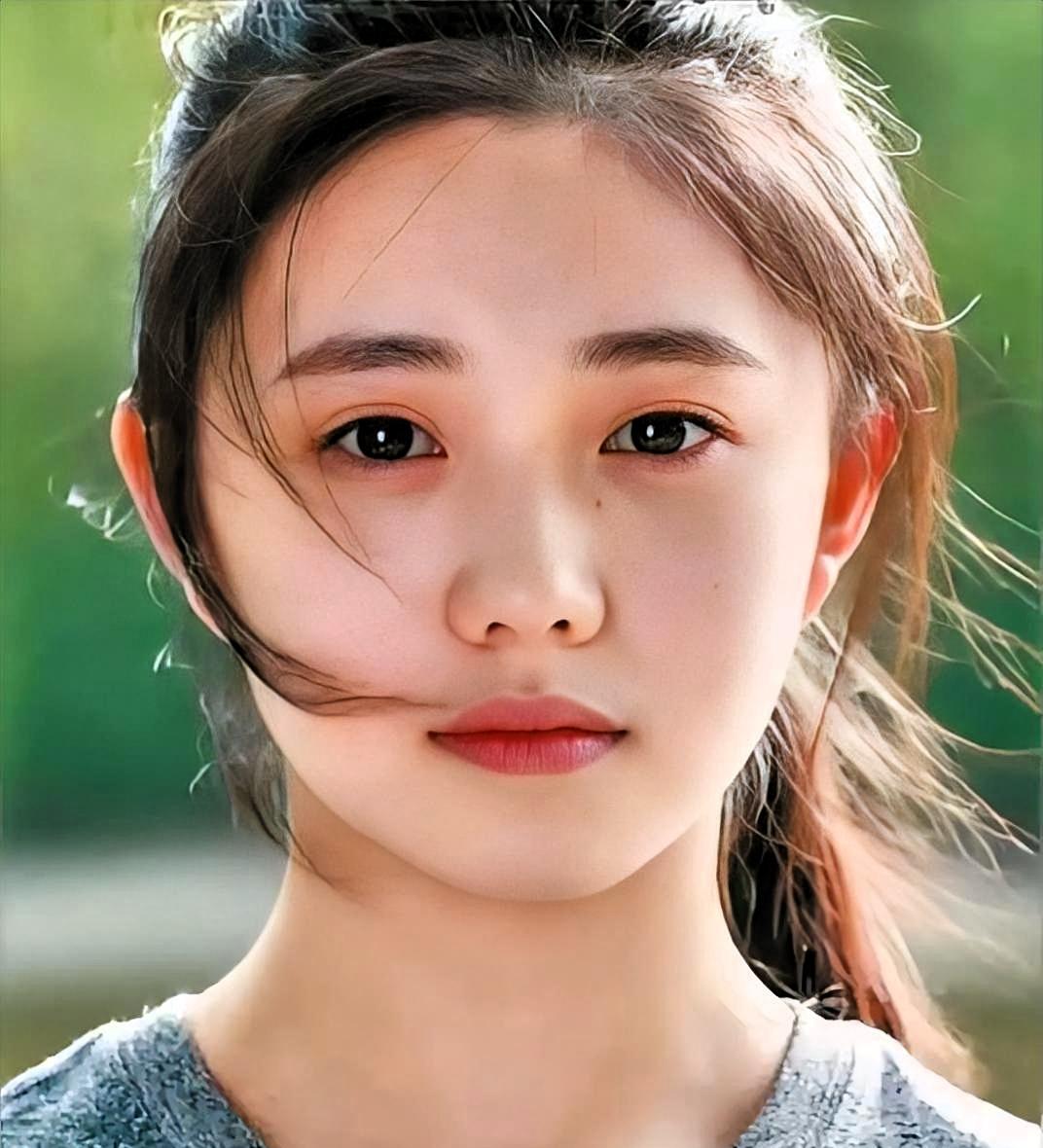 张艺谋给刘浩存的第一条忠告，不是好好演戏，是别碰那两样东西。你品。一个导演给