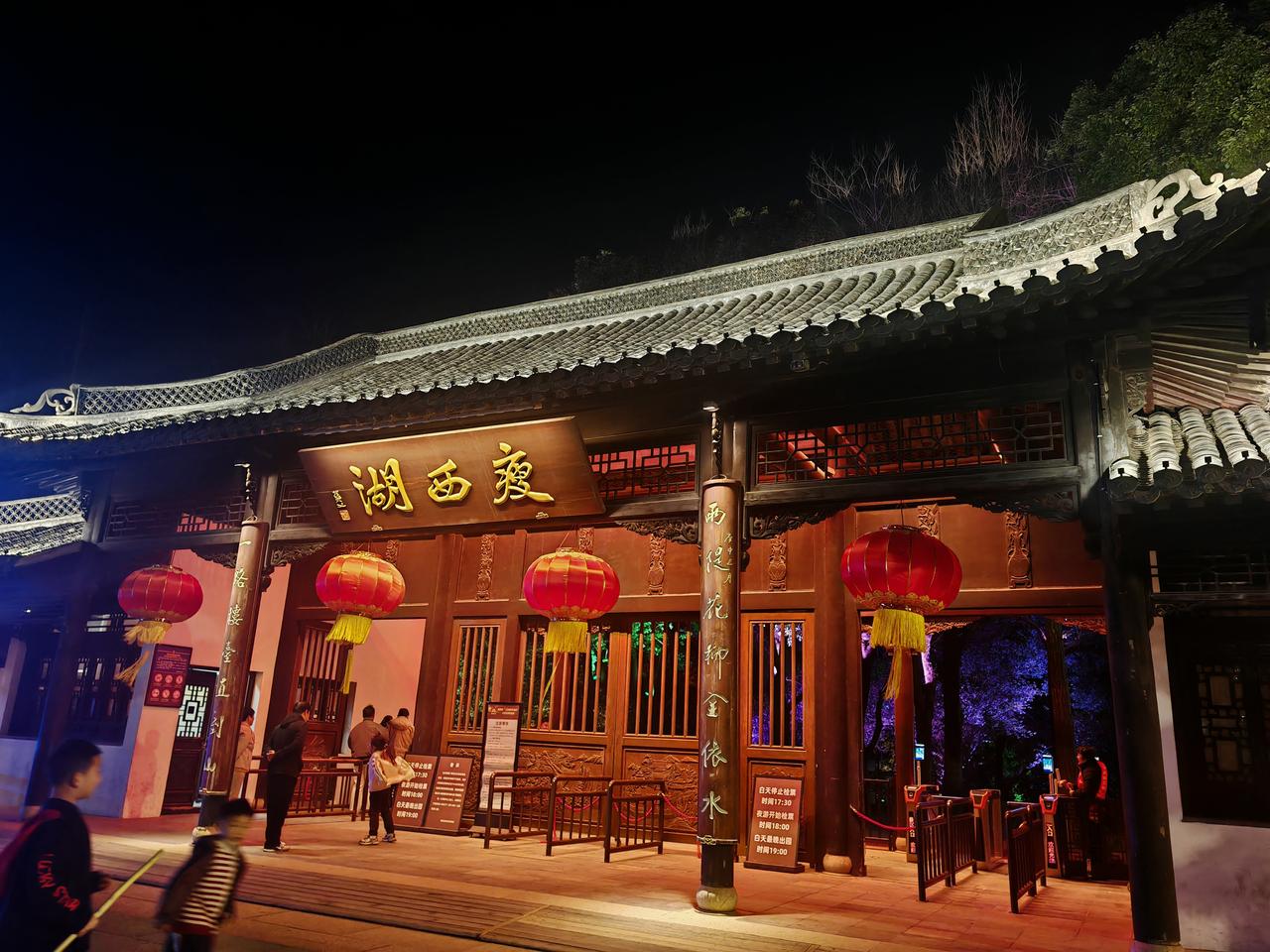 心口不一，笑里藏刀，表面一套背后一套的大有人在！