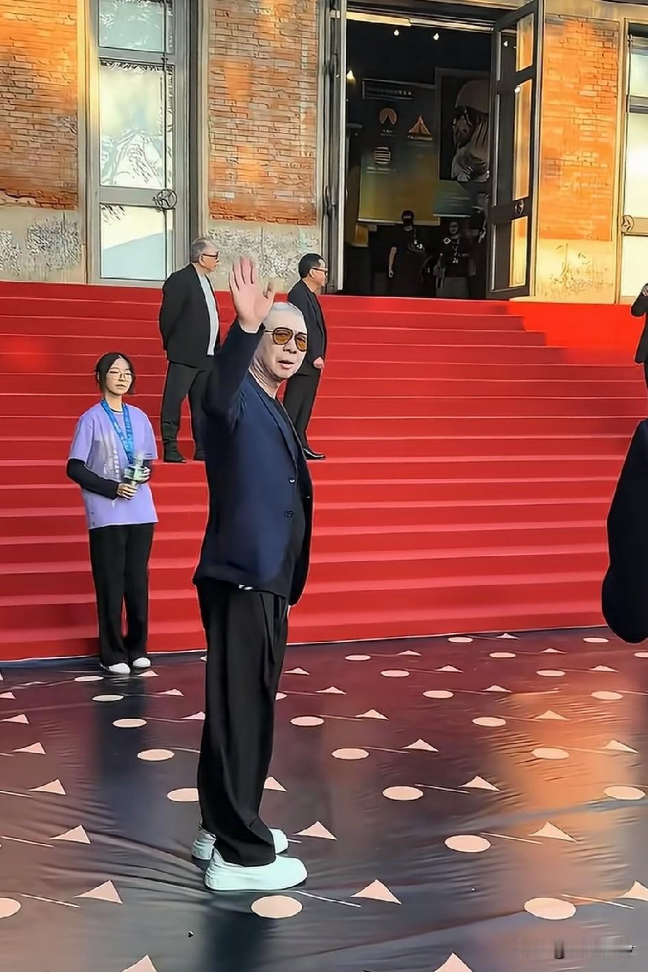 低调了，群众大喊冯总好，冯小刚热情挥手打招呼，这次没有发火，早几年这么干，他会抽