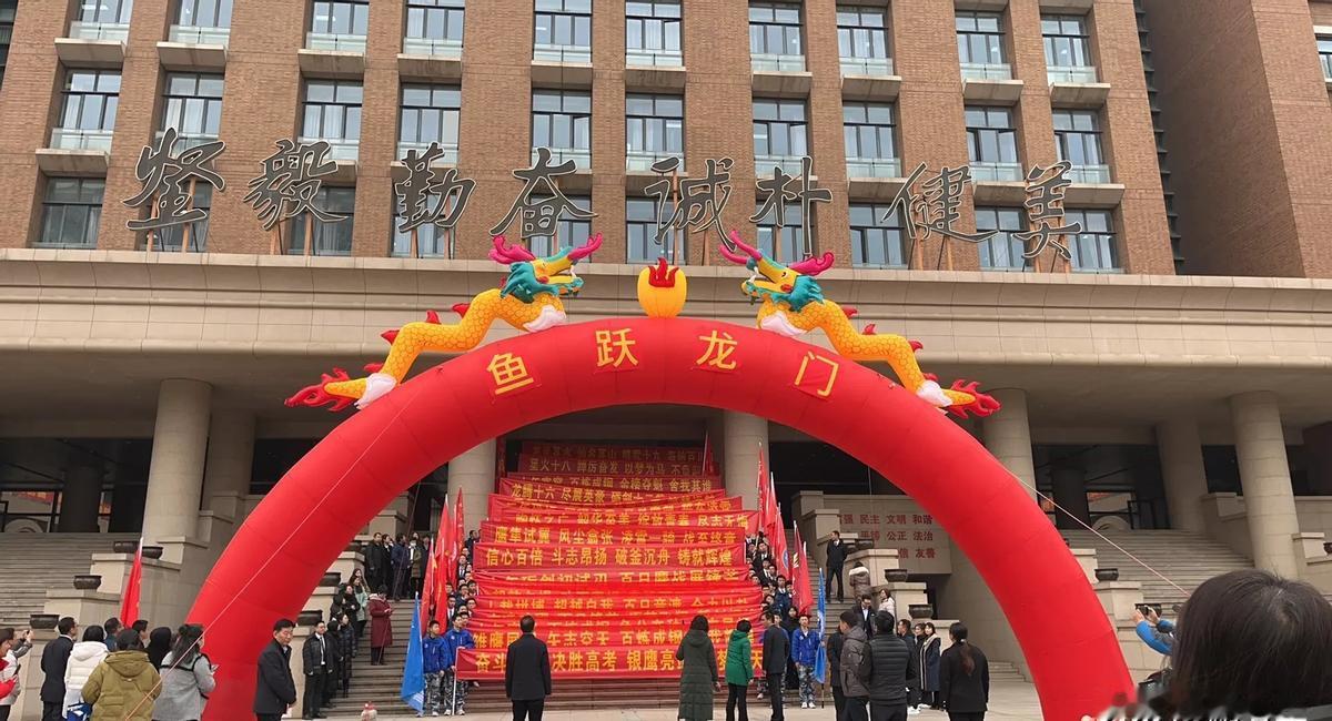 规培两年，工资不够房租凌晨三点还在写病历，谁扛得住？研二的林晓就是例子。
