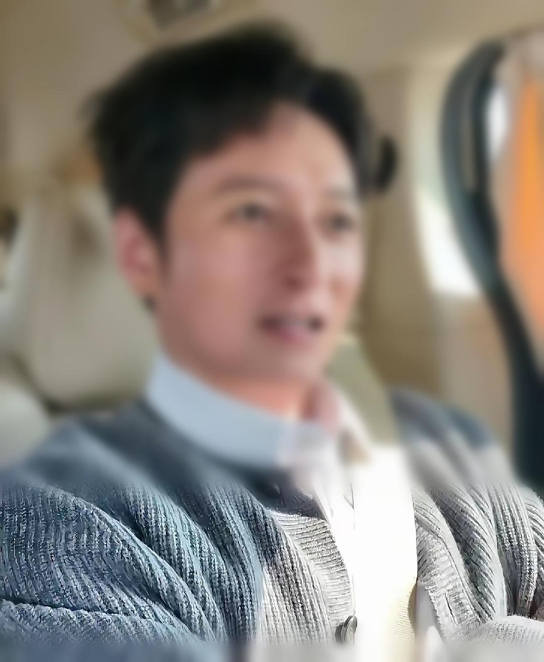 直到看见李维嘉守着患阿尔茨海默症的老父亲过日子的日常，好多人才反应过来，他才是圈