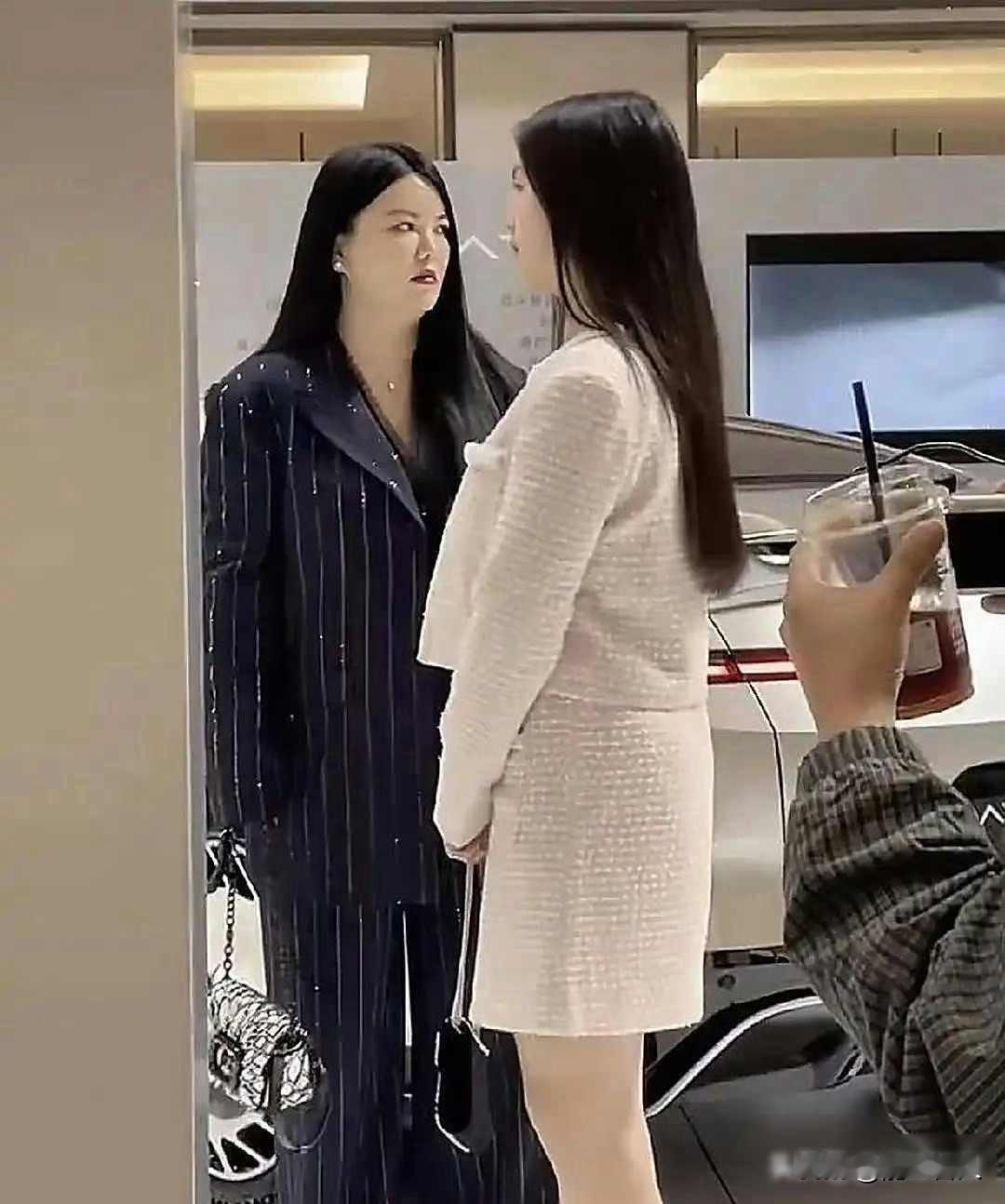 王诗龄生日照被修歪脚，时尚大刊装死不认错，网友炸锅等李湘出手《时尚芭莎》给王