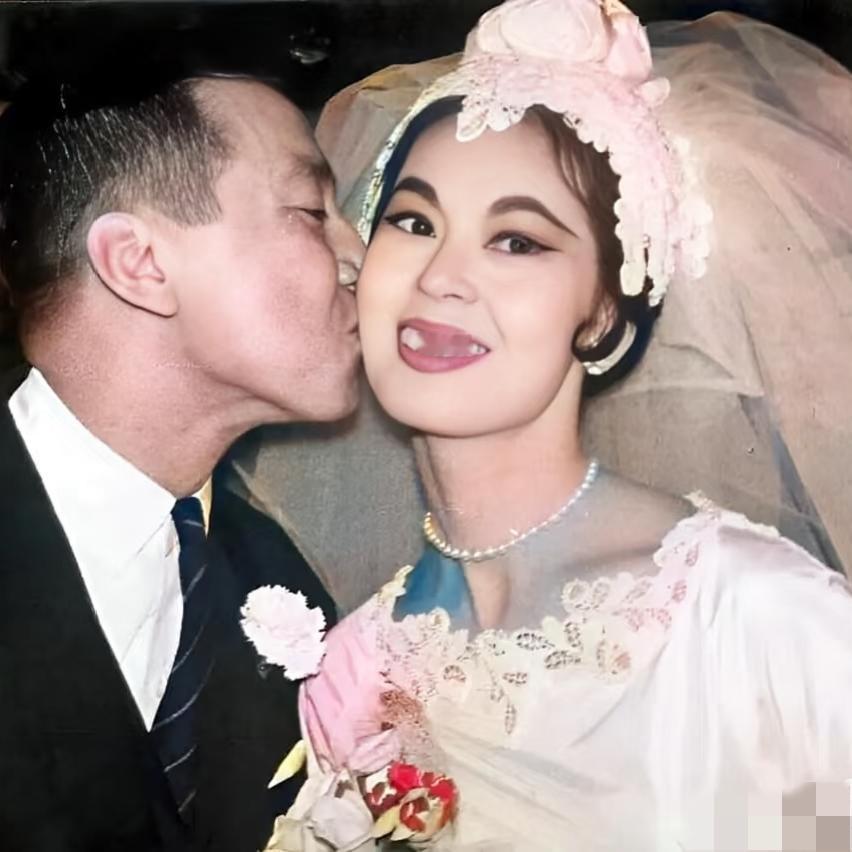 1961年，龙云之子龙绳勋与妻子林黛成婚之际，留下了一张满是幸福感的合影。照片里