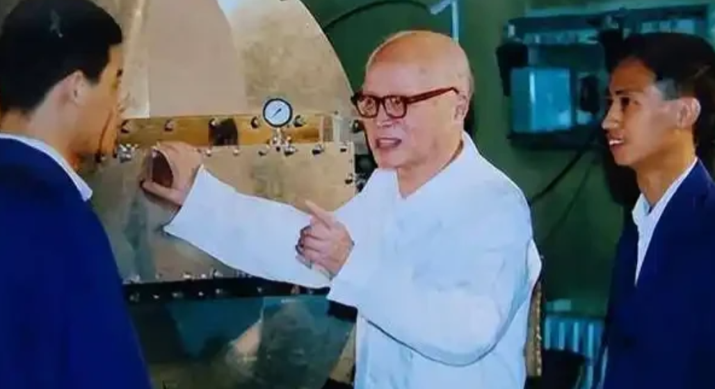 1960年，苏联违约，召回了在华科学家。临走时，一苏联专家悄悄告诫核研所:“你没