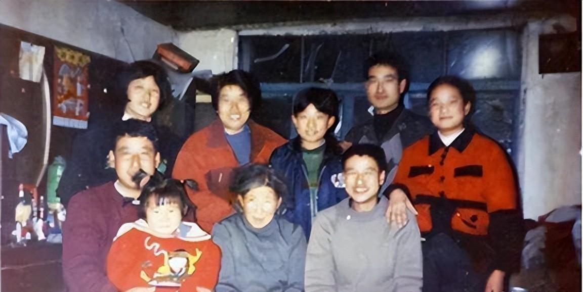 2003年翟志刚回家恰逢母亲葬礼，紧抱母亲骨灰盒泣不成声，姐姐感叹叫他也毫无反应