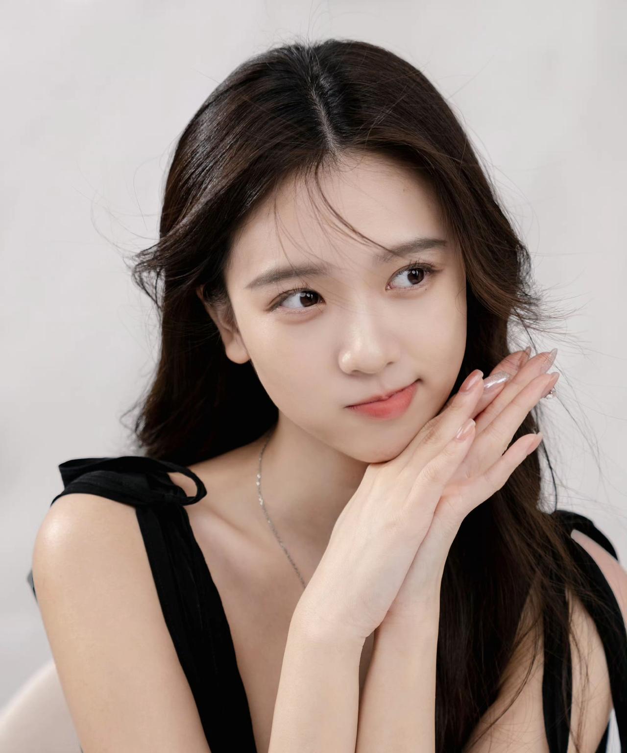 温柔甜美的少女，黑发红唇，优雅迷人。