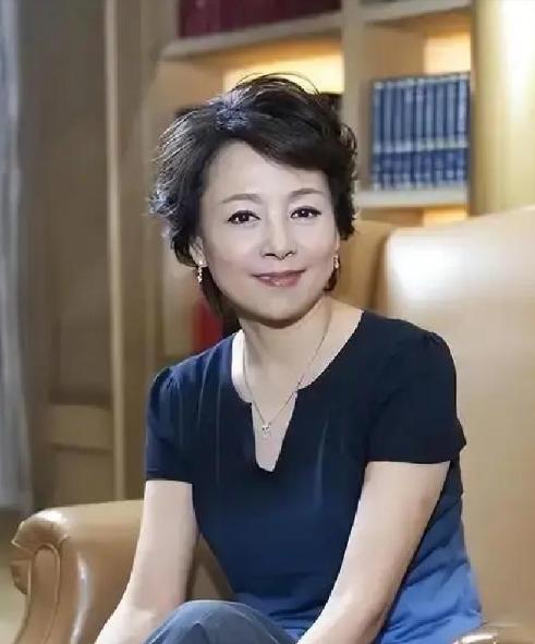 张瑜在采访里突然落泪，说这辈子最后悔的，就是错过了当年那个真心实意对她好的男人。
