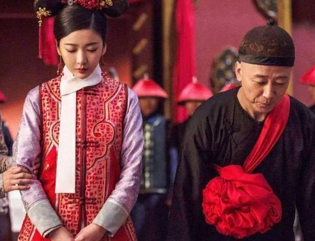 1907年，太监小德张对裕容龄格格说：“我们结婚吧。”格格抬手就扇了他一耳光，怒