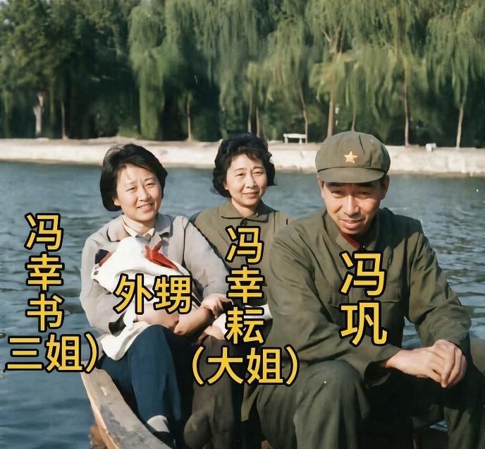 1978年，正当兵的冯巩和两位姐姐泛舟时合影。网友调侃：冯巩的基因太强大，姐姐简