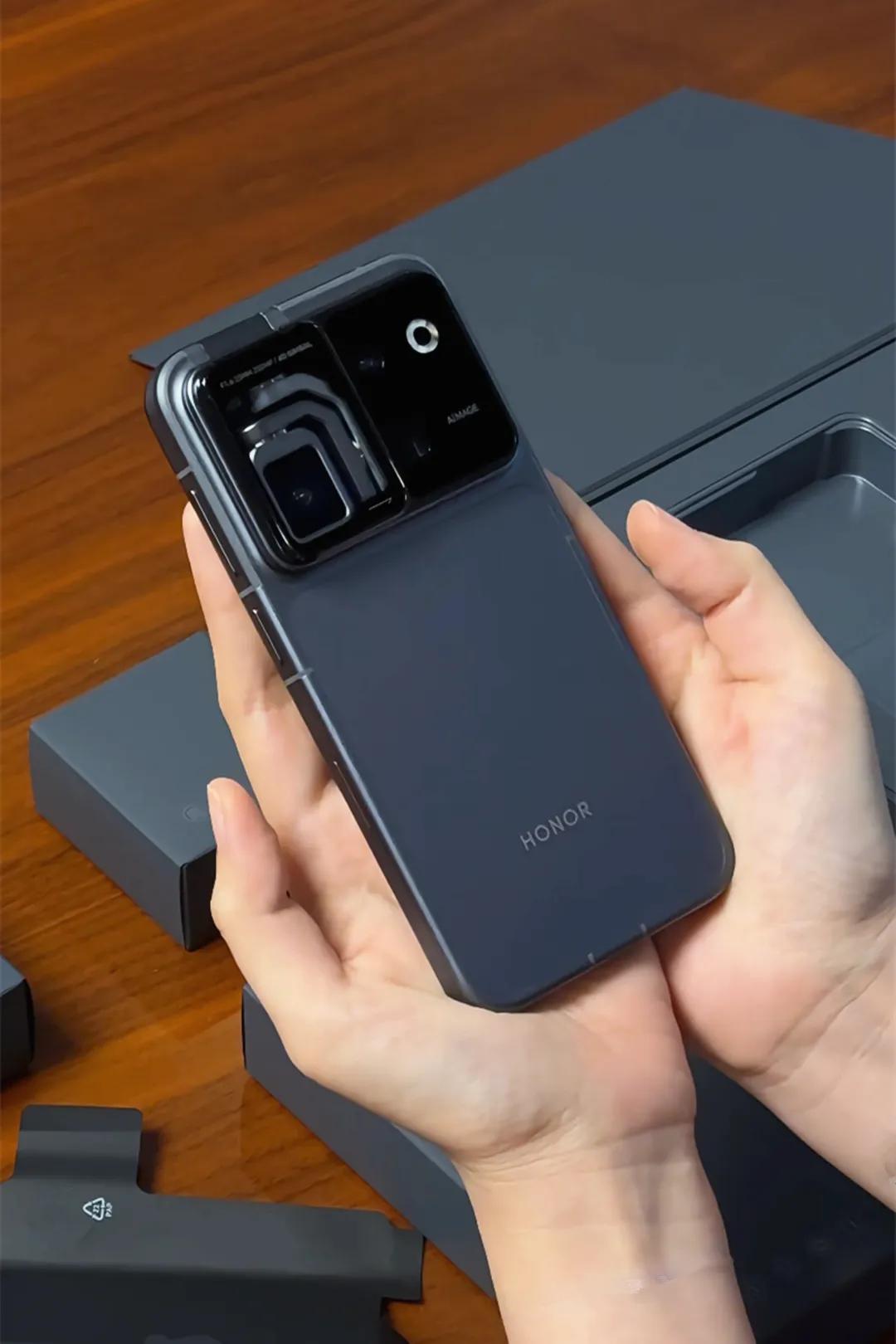 这两天已有不少小伙伴拿到了荣耀RobotPhone的实际进行体验，不难发现，该