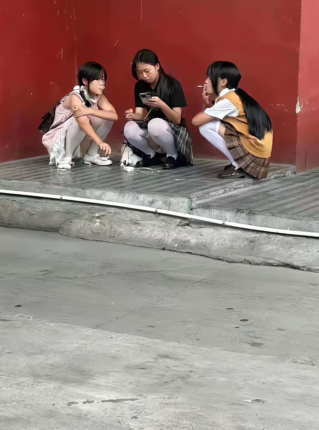 以前一个村能出一个大学生，现在满大街都是，还是现在的孩子聪明同事周围有至少三户