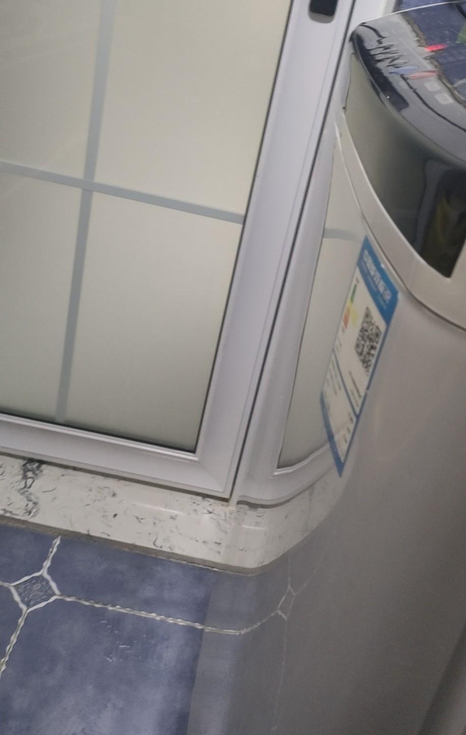 亲戚借住最尴尬的瞬间：你在门外憋到小腹绞痛，热水声还在哗哗响。你算着时间，起身