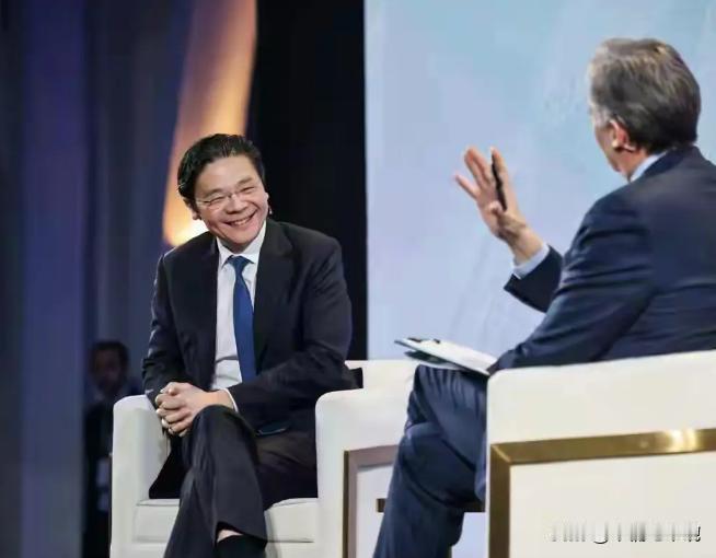 新加坡总理黄循财前脚呼吁中方放下恩怨，理解日本。后脚新加坡背景的金龙鱼接连爆雷。