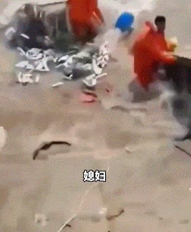 太绝望了。网传一男子驾船出海发生意外，在船只即将沉没之时，男子无奈的拿起手机录下