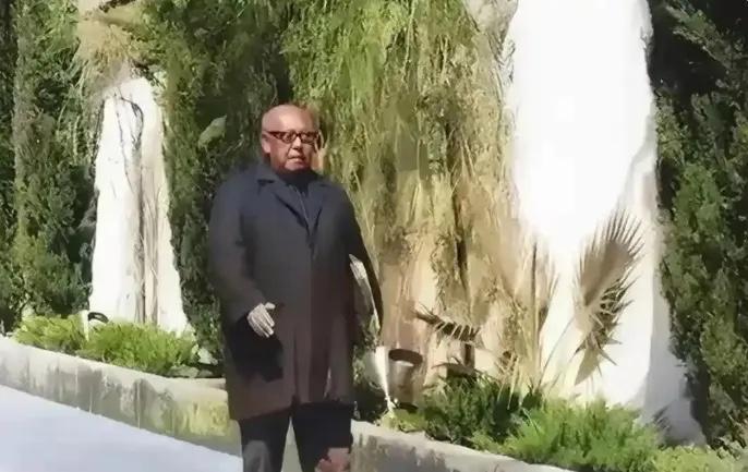 60年代，晚年的马鸿逵在美国孤独散步时的一张留影，彼时的他身形依然臃肿，但是当时