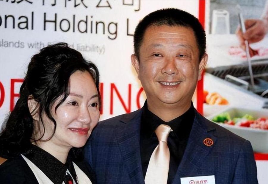四川一女子为给哥哥还债，不惜陪伴老板24年，没想到老板后来大手一挥，女子