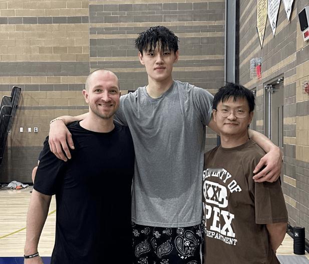 NBA中国德比有望上演，曾凡博对阵杨瀚森。曾凡博目前已经确认，将代表篮网出战NB