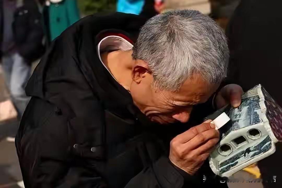 上百万换一枚十块钱的铜钱。这笔账，怎么算？北京李女士请专家上门，父亲攒了几屋