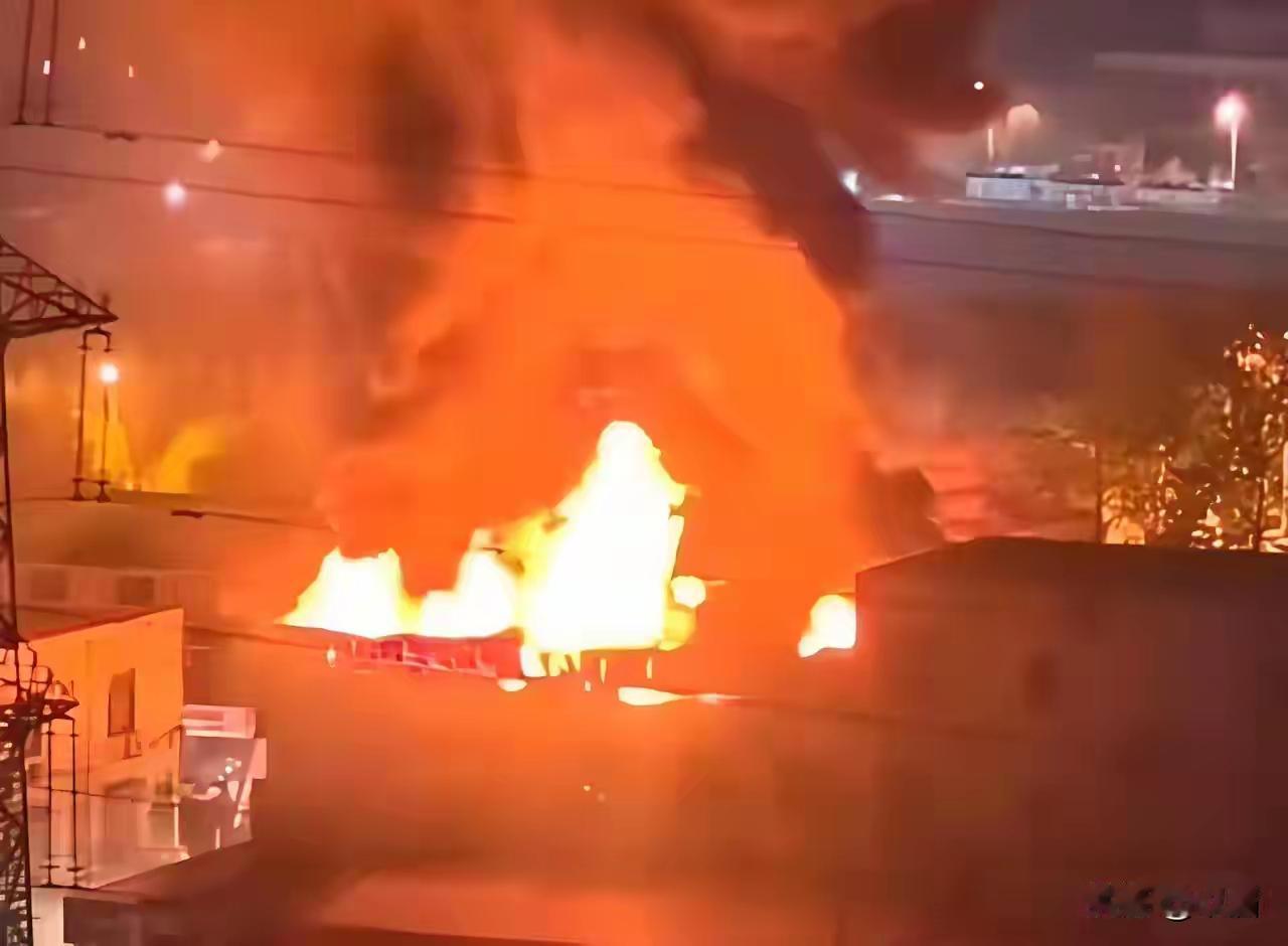 陕西榆林那粮油库一把火，直接把我看懵了。五百多平的大库房，硬是烧了六个多小时，