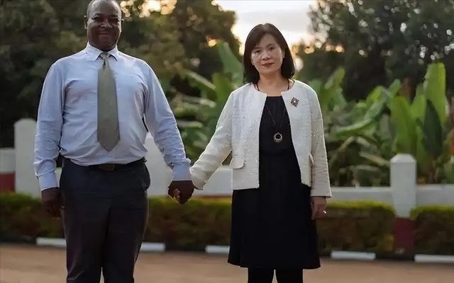 1996年，清华才女王丽红不顾父母反对远嫁乌干达老公，婚后生四个子女，被生活摧残