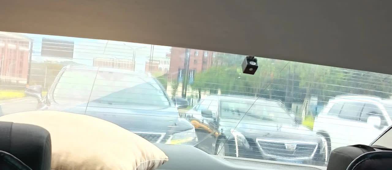 现在很多车，大白天的车灯也亮着。既不是过隧道、进地库，也不是阴天、雾霾天，明明不
