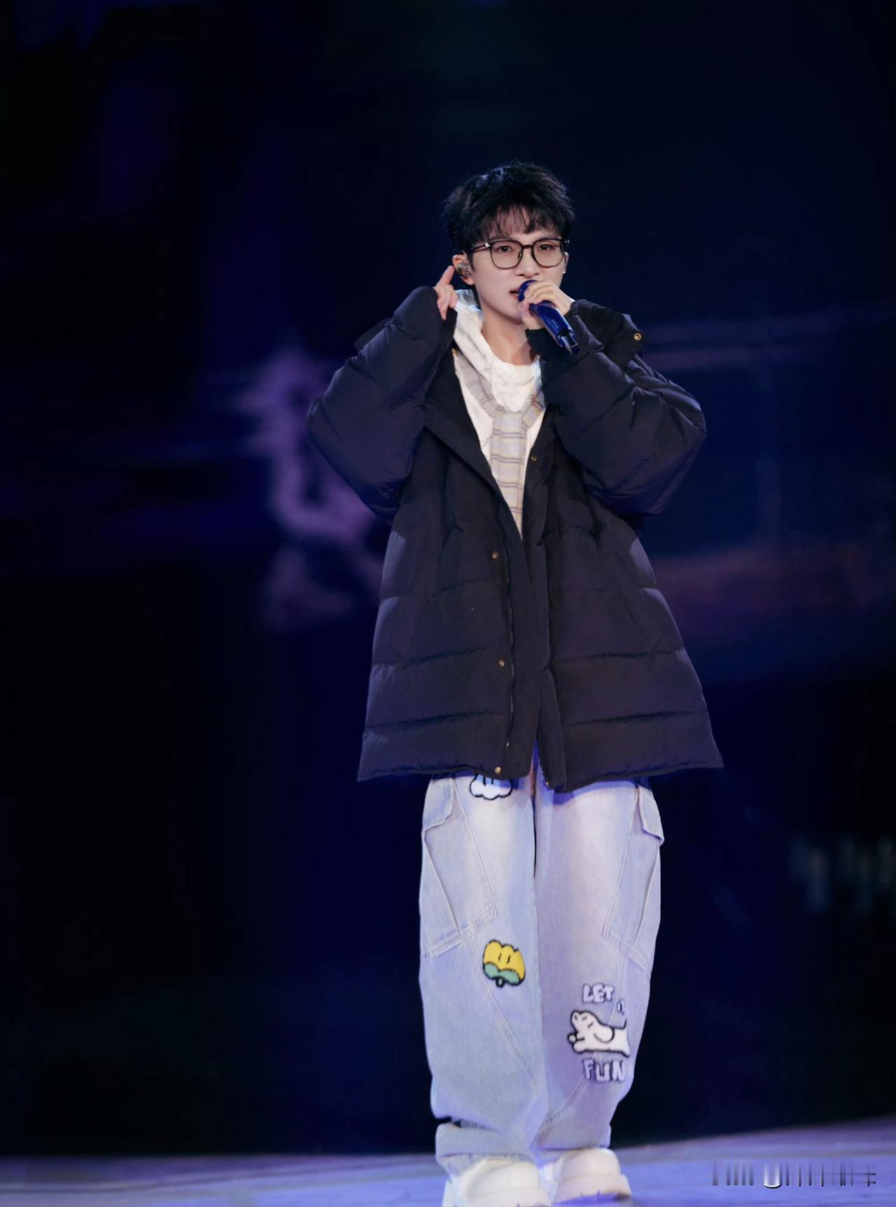 看你穿得那么厚就放心了，保暖的同时还能抗各种「病毒」，愿周深百毒不侵，健康开心的