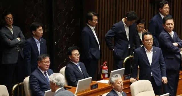 韩国国会182票赞成、91票反对通过了《明泰均特检法》，旨在对尹锡悦夫妇以及明泰