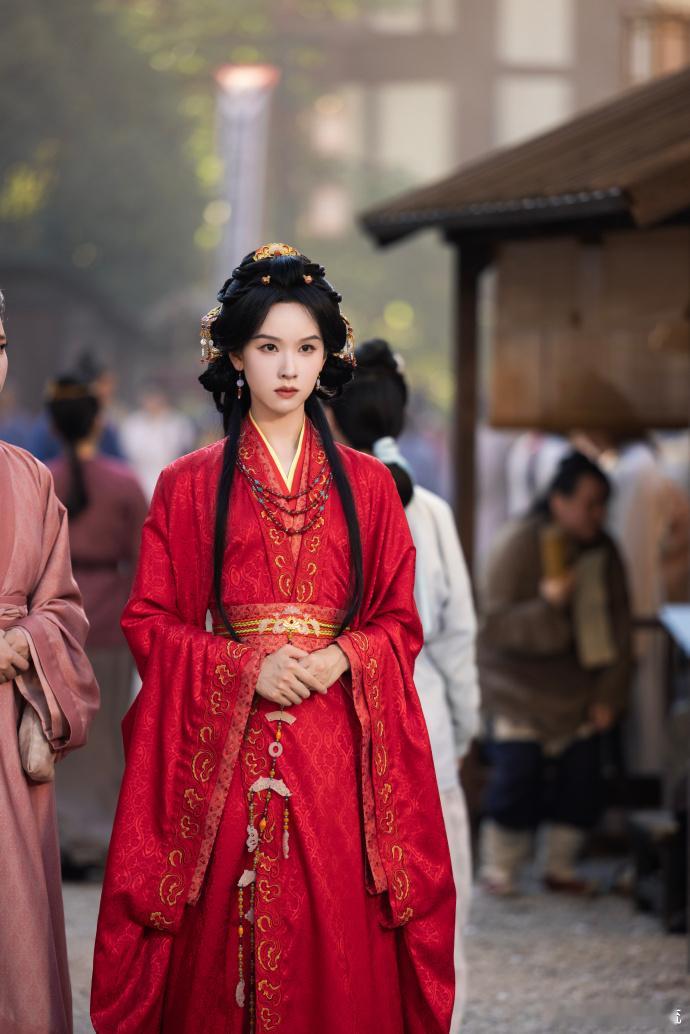 陈都灵这股蛇蝎美人劲太带感了陈都灵的古装蛇蝎美人设定太绝了！一身华服妆容精致，眼