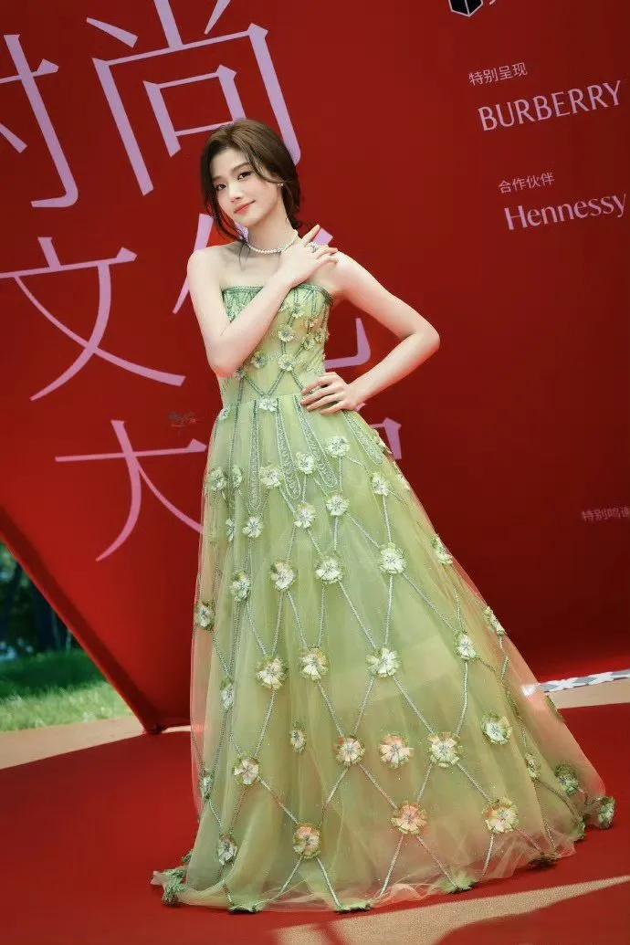 卢昱晓自带芭蕾舞者的优雅气质，瘦下来后更是将这份魅力放大！她的长相清新又大气，线