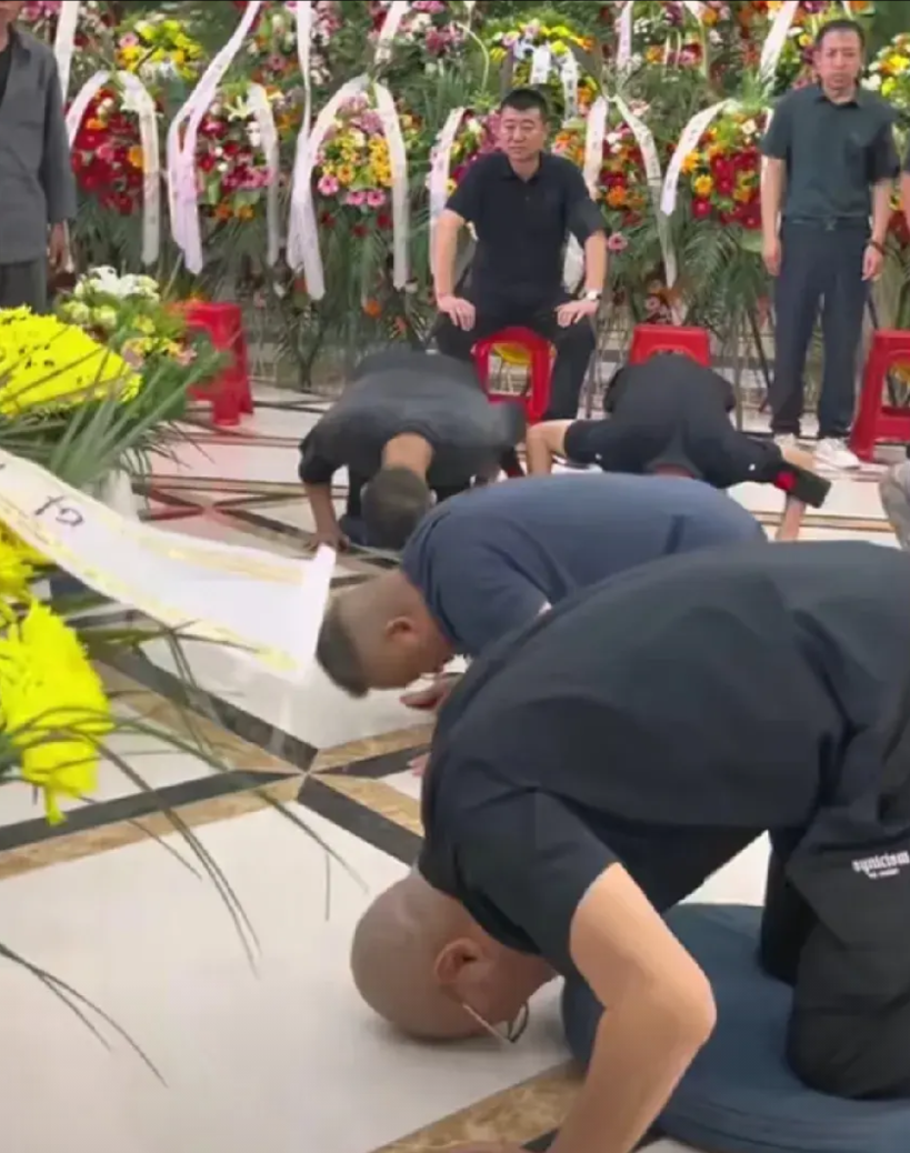 老汪竟然成了杨少华葬礼上的焦点，本来下跪磕头都挺正常，万没想到，老汪站起来边哭边