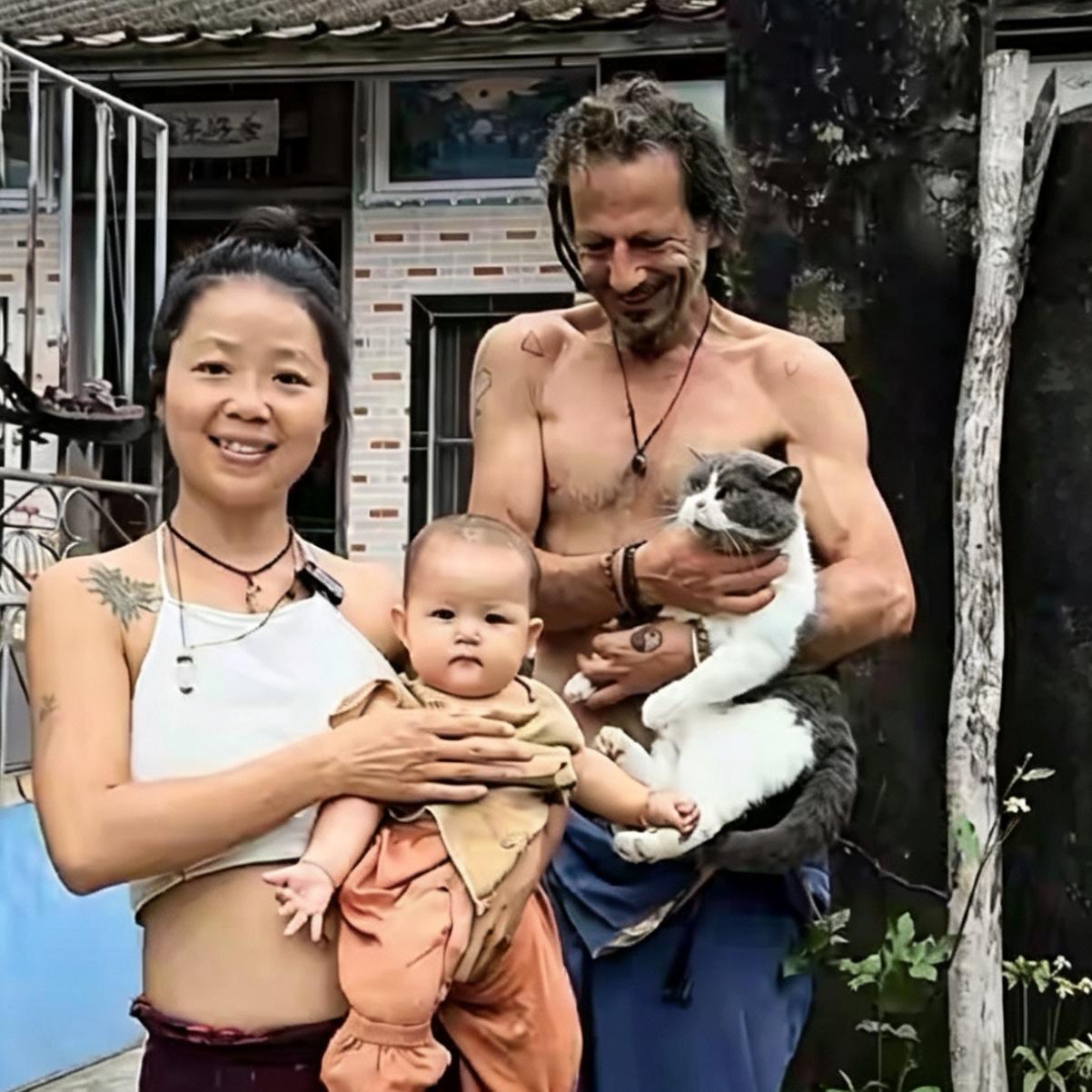 福建38岁的林娜,放弃了写字楼的工作,在清迈音乐节上遇到了背破吉他的希腊流浪汉斯