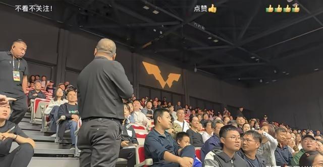 现场真的尴尬又离谱！事情发酵后，全网都在讨论这一幕：一个外籍女选手，当着满场观