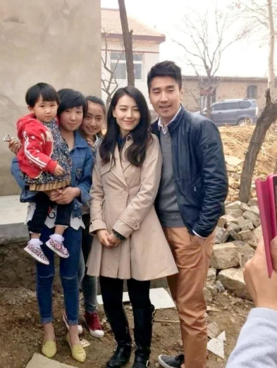 明星也是可以如此接地气的。高圆圆和老公赵又廷回老家，与老乡合影笑容美，一点明星架