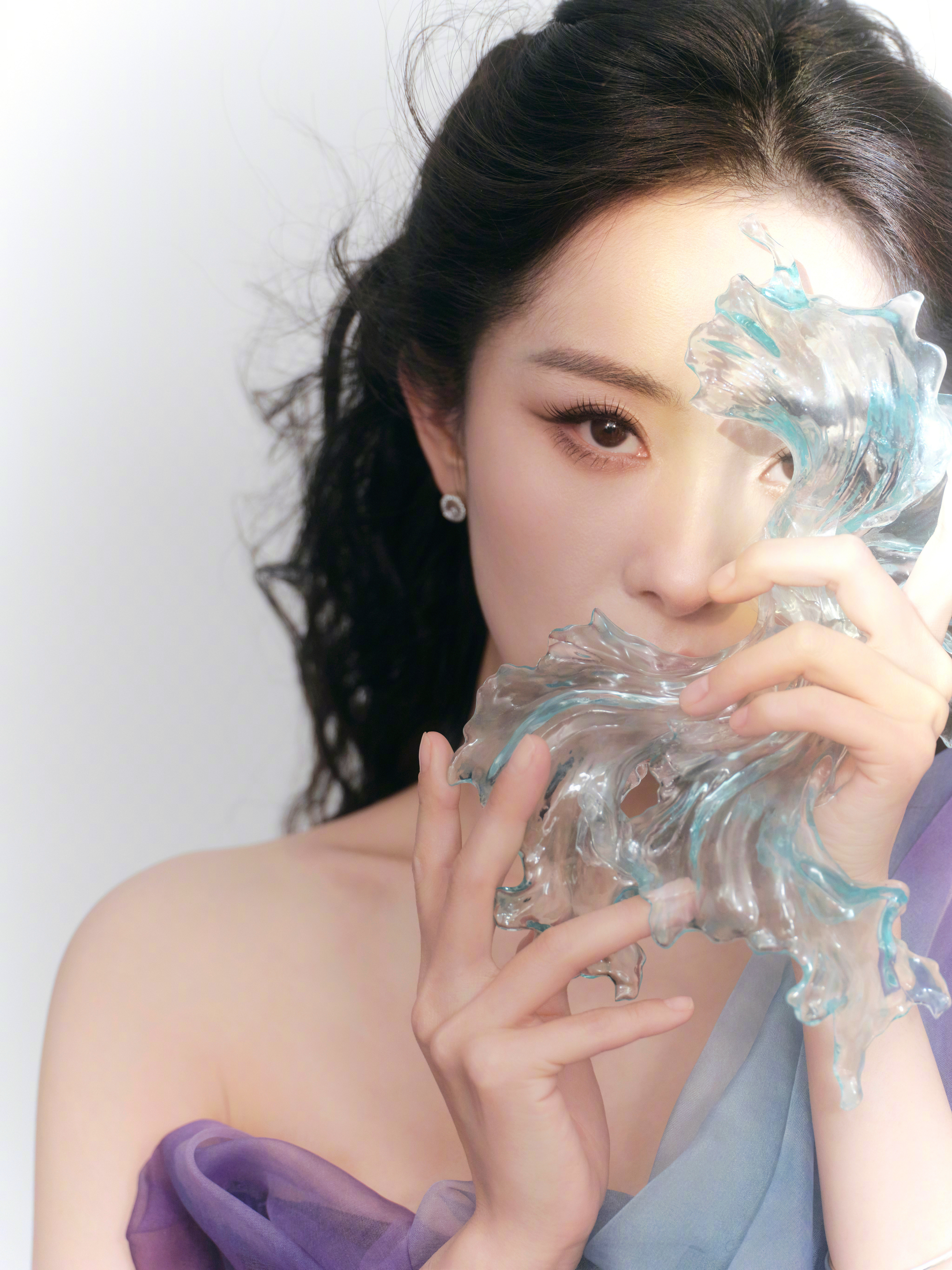 杨幂渐变紫裙如流动的梦幻星河，单肩设计勾勒优雅肩线，是温柔与诗意的具象，每一寸