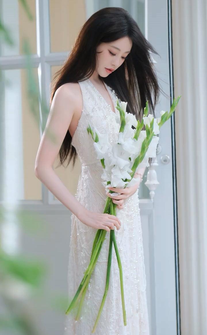 祝绪丹柔光花影大片释出，静谧浪漫氛围感拉满[赞]娱乐浪漫氛